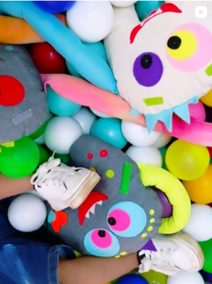 Muñecos AMIZÓN entre pelotas de colores