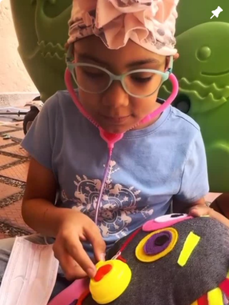 Niña jugando a ser médica con un muñeco AMIZÓN